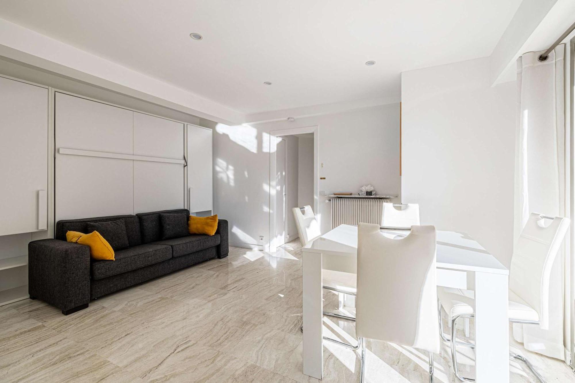 Le Louis Blanc Avec Balcon En Plein Centre-ville Cannes