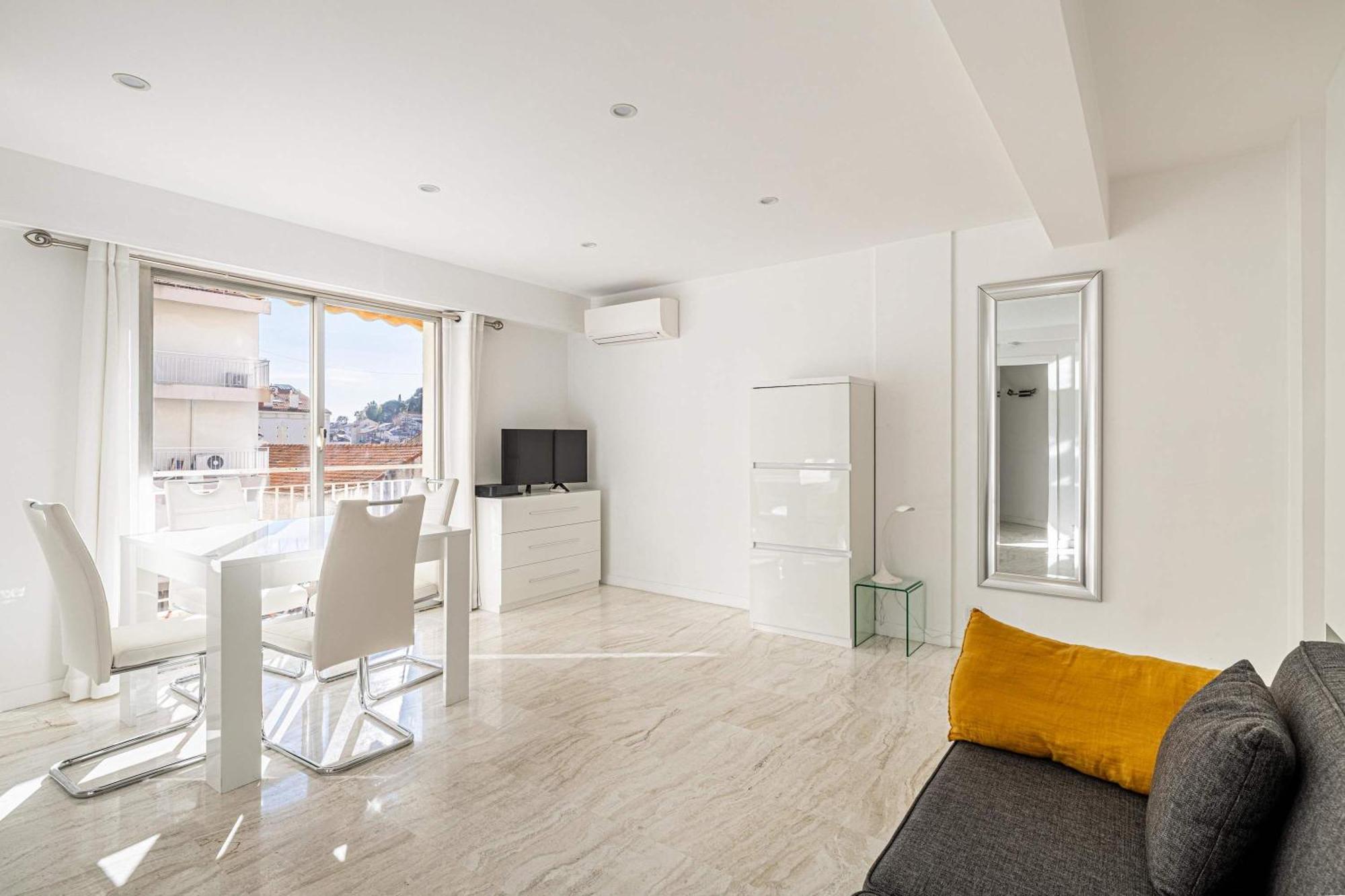 Le Louis Blanc Avec Balcon En Plein Centre-ville * Cannes